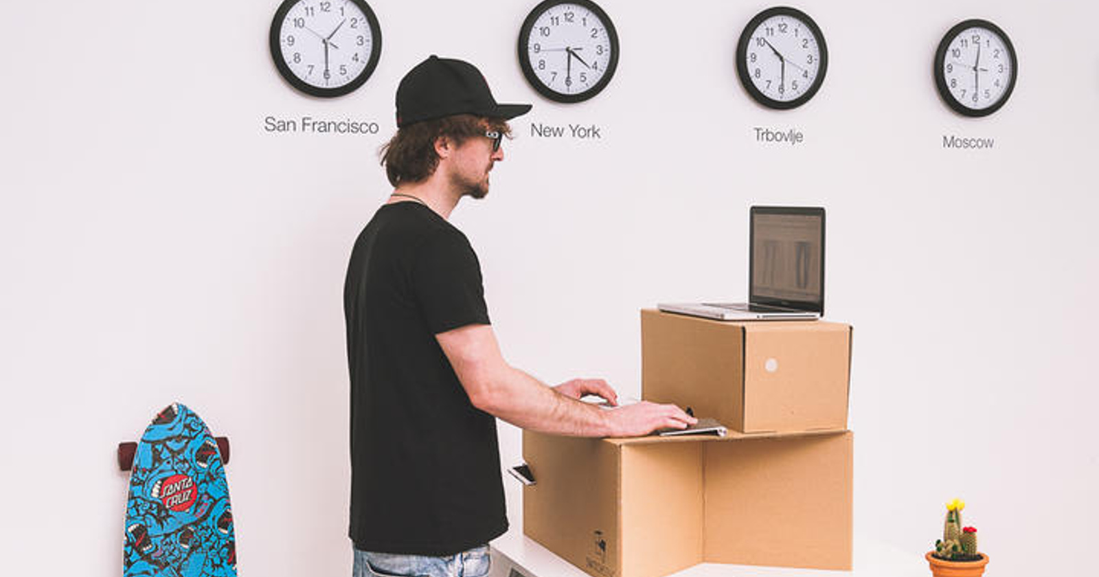 Switch Stance - prenosna kartonasta miza