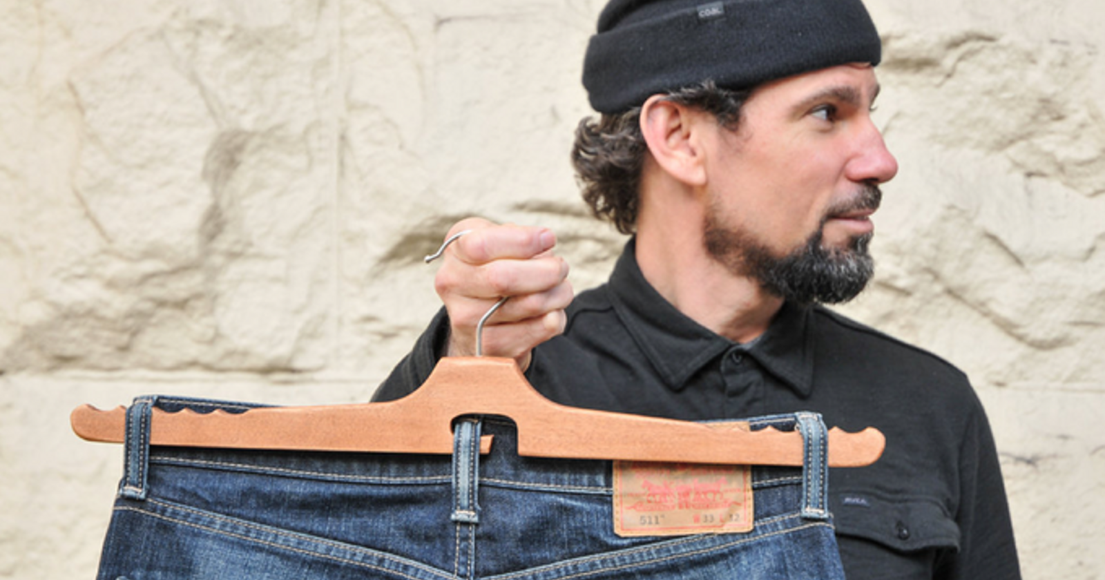 Prvi obešalnik oblikovan za kavbojke