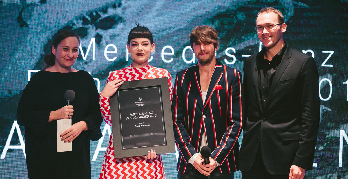 Sara Valenci, dobitnica Mercedes-Benz Fashion Award, in predsednica žirije Nataša Peršuh, Aljoša Bagola in Rasto Oderlap.
