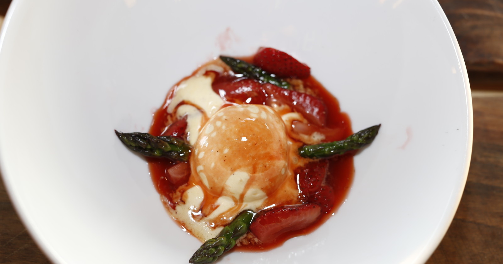 Recept: Flambirane jagode s šparglji in vanilijevim sladoledom