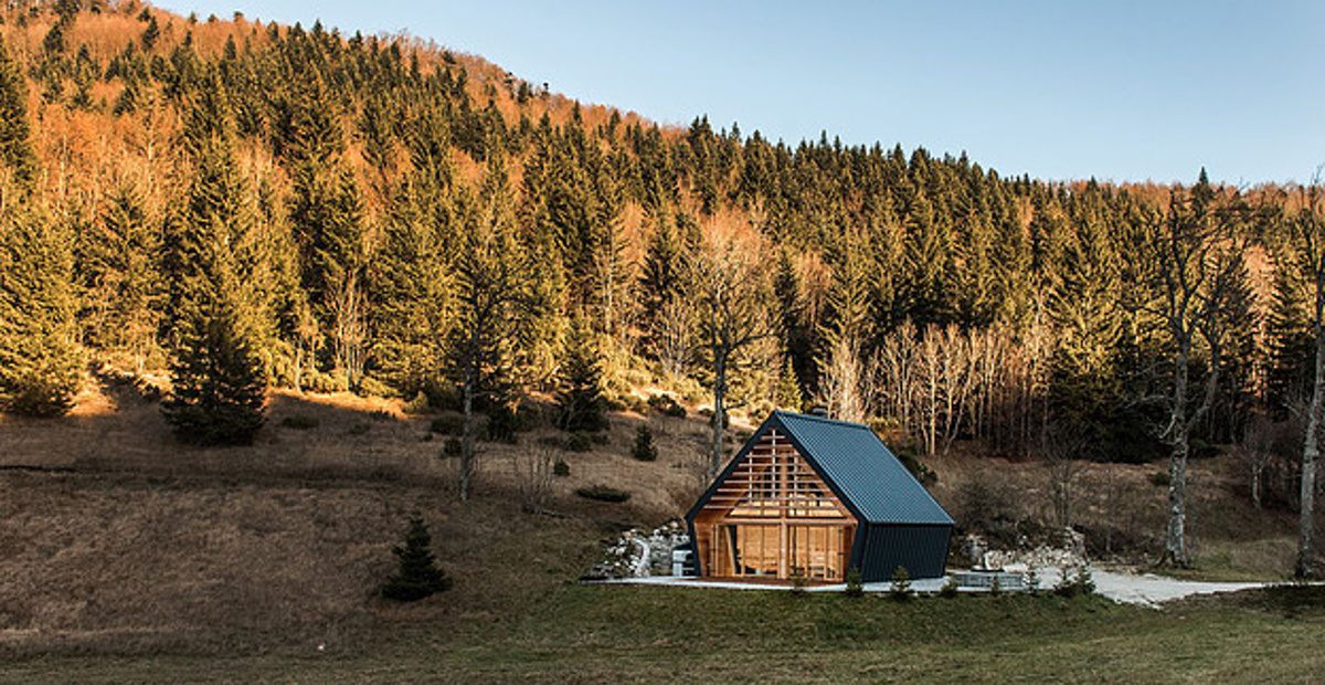 Lesena hiška na robu gozda - projekt Studia Pikaplus