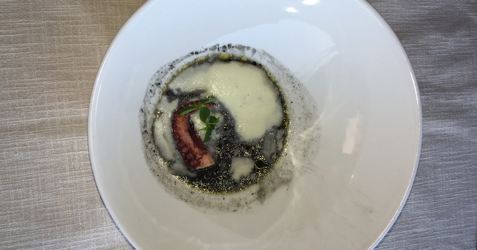 Recept: Črna ribja juha, krompirjeva espuma in pečena hobotnica