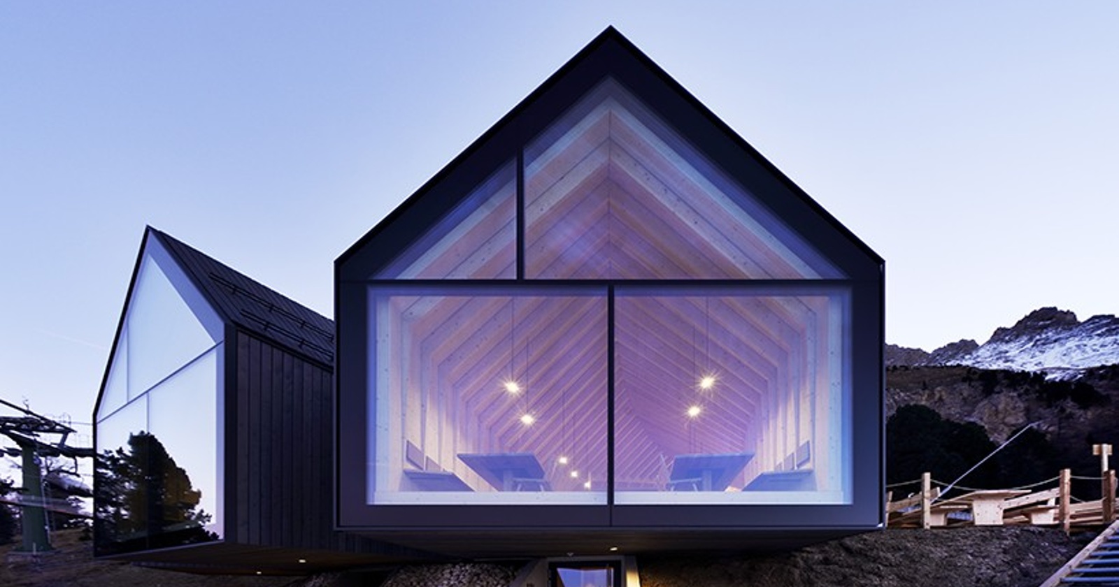 Čudovita lesena restavracija v srcu italijanskih alp