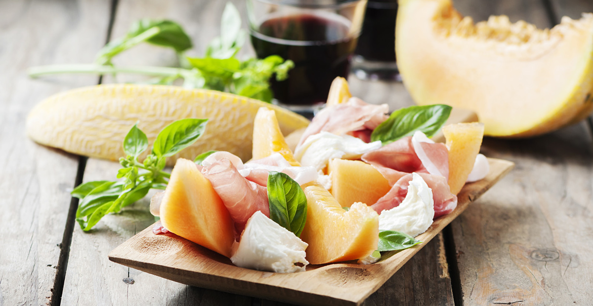 Osvežujoča solata iz melone, češnjevih paradižnikov in pršuta