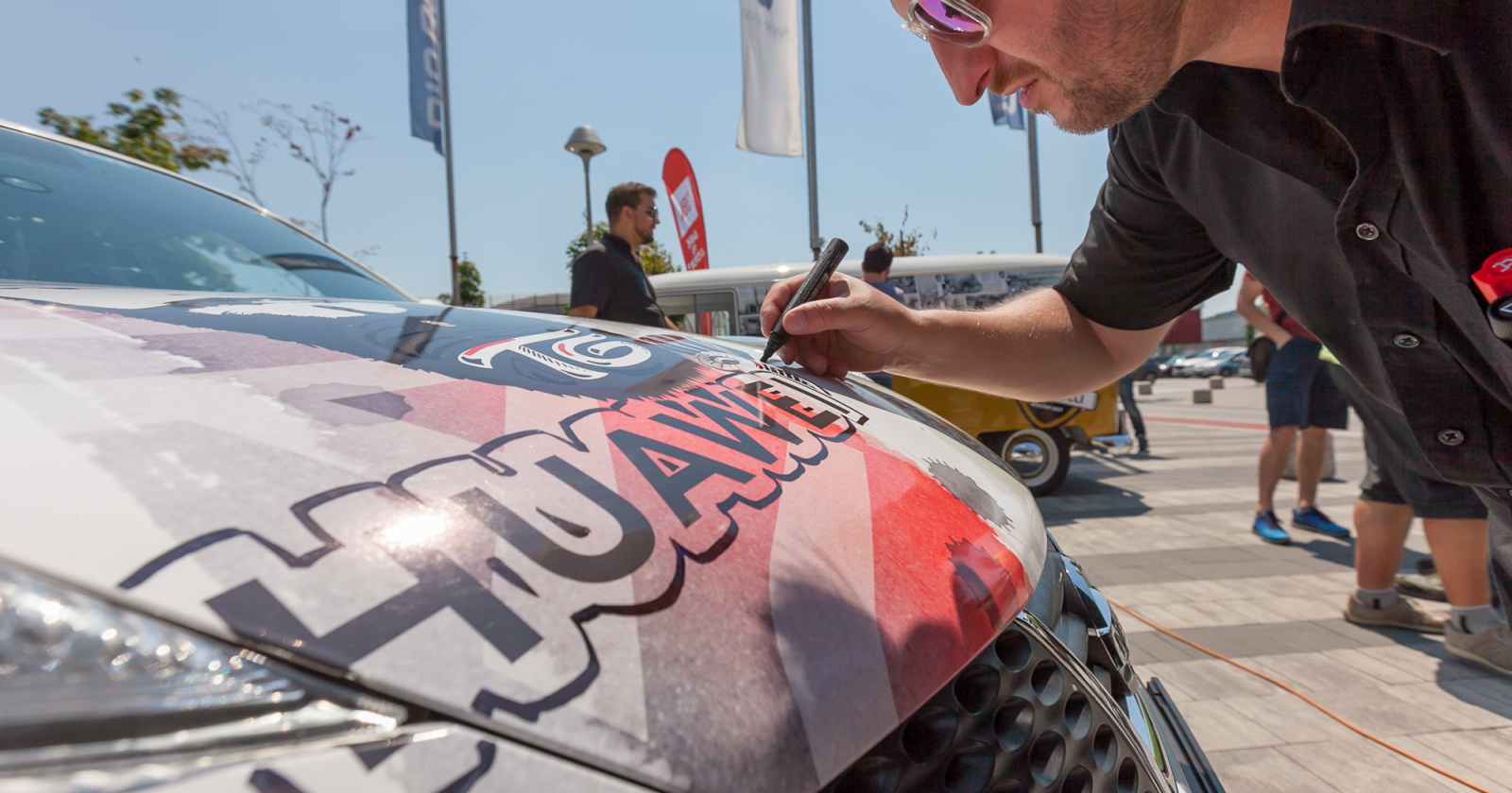 Slovenski ilustrator poslikal avto za Huawei