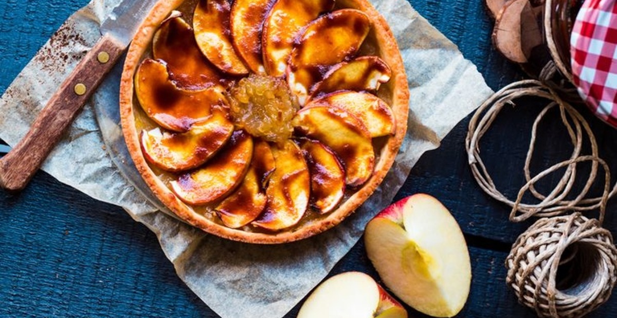 karamelno-jabolčna obrnjena pita