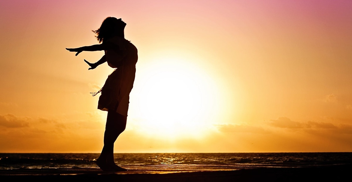woman-happiness-sunrise-silhouette-40192