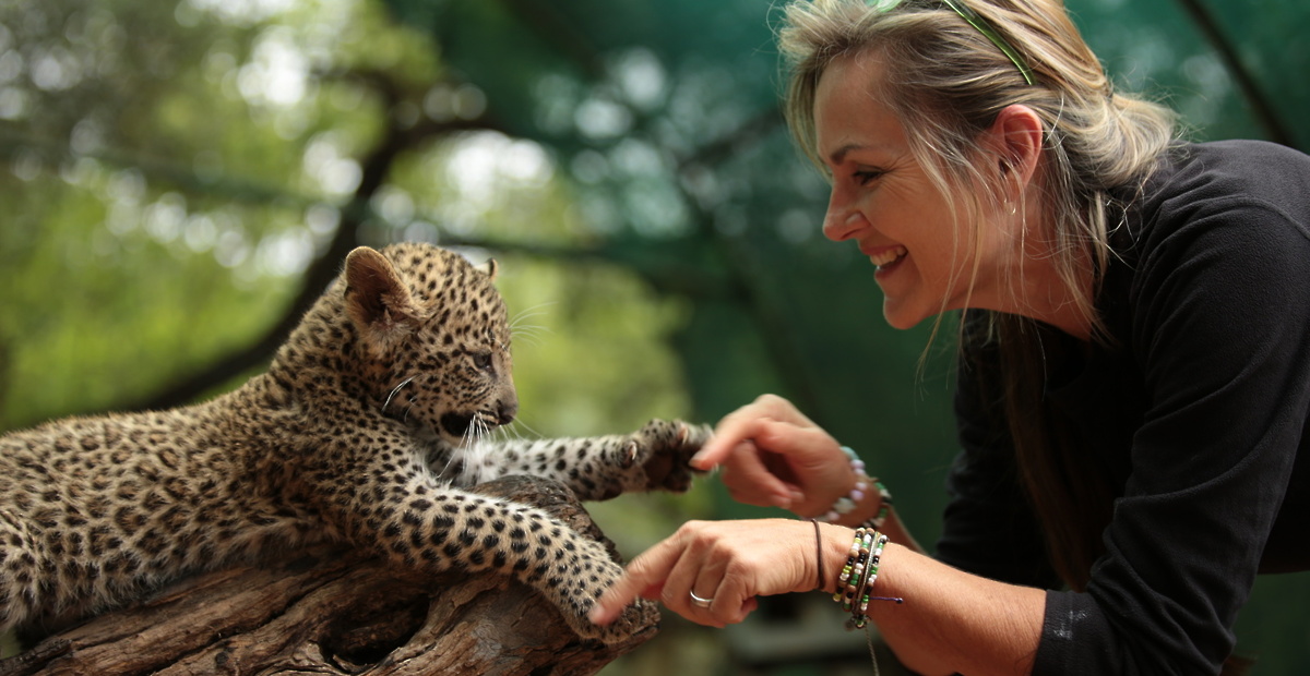 7e12dc42-4561-4735-be45-10c2442df5f9-petronelwithbabycheetah2