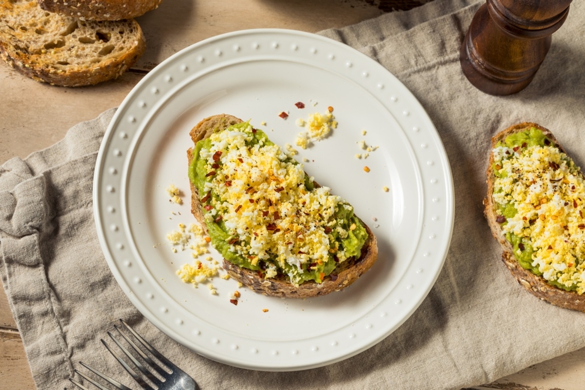 Recept Toast Z Avokadom In Naribanim Jajcem Citylife Urbani