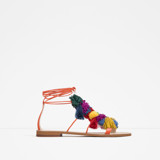 Zara – Pompom sandali: Volno lahko nosimo tudi poleti na stopalih, Zarina nova kolekcija namreč vključuje zabavne sandale s 