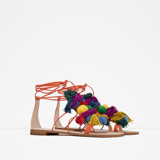 Zara – Pompom sandali: Volno lahko nosimo tudi poleti na stopalih, Zarina nova kolekcija namreč vključuje zabavne sandale s 