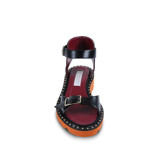 Futuristični sandali BLACK ODETTE v črni barvi, z močnim, kontrastnim gumijastim podplatom, ustvarjeni iz okolja prijaznih materialov so tudi del stalnega prizadevanja za okolju prijazno modo. Cena: 840 evrov. stellamccartney.com