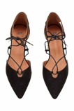 H&M - Nizki čevlji z zavezovanjem: Klasičen črn par za manj kot 25 evrov. Brez pete, v imitaciji semiša, z zanimivimi detajli pri zavezovanju, koničastim sprednjim delom in odprtimi stranicami. Cena: 24,99 evrov. hm.com