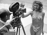 Micheline Bernardini na predstavitvi prvega bikinija 11. julija 1946 v Parizu.