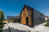 ustvarili sodobno XL hišo, ki združuje urbano z ruralnim. Foto: Žiga Lovšin za Sono Arhitekti