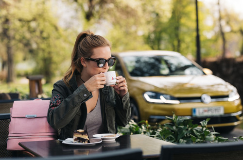 Kavarnica Mini Cafe Golf se lahko pohvali s svojim domačim sladoledom in slaščicami pa tudi dobro kavo. In še hiter modni namig: letos so v trendu nahrbtniki, ki jih najdemo tudi v najstarejši mestni veleblagovnici NAMA. 1492608628767