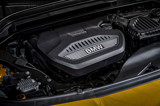 Lega vozila izžareva robusten profil, ki je značilen za vozilo BMW X in športno eleganco kupeja.
