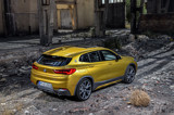 Lega vozila izžareva robusten profil, ki je značilen za vozilo BMW X in športno eleganco kupeja.