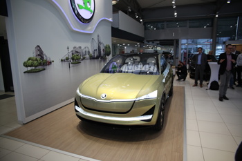 Dizajn študije Škoda Vision E zaznamujejo svojstvene značilnosti Škodinega novega oblikovalskega pristopa za električna vozila, izstopata pa protismerno odpiranje vrat in štirje vrtljivi individualni sedeži.