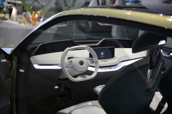 Dizajn študije Škoda Vision E zaznamujejo svojstvene značilnosti Škodinega novega oblikovalskega pristopa za električna vozila, izstopata pa protismerno odpiranje vrat in štirje vrtljivi individualni sedeži.