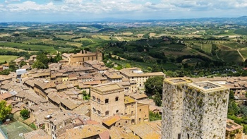 Po eni uri vožnje in pol iz Firenc obiščemo San Gimignano. Foto: Pixabay. 