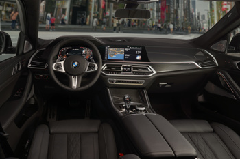 Novi BMW X6 je v primerjavi s predhodnim modelom v dolžino zrasel za 26 milimetrov in 15 milimetrov v širino. Postavljen je tudi za 6 milimetrov nižje.
