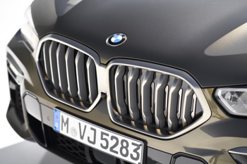Novi BMW X6 je v primerjavi s predhodnim modelom v dolžino zrasel za 26 milimetrov in 15 milimetrov v širino. Postavljen je tudi za 6 milimetrov nižje.