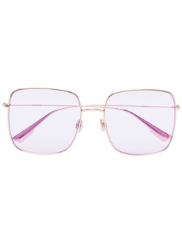 Prozorna stekla na velikih kvadratnih Dior očalih so kot nalašč za vse tiste, ki želijo poudariti svoje oči in jih obenem zaščitit pred soncem. Foto: Farfetch