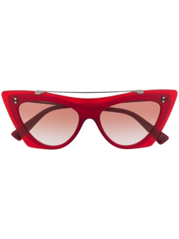 Rdeča vpadljiva očala Valentino rdeče barve so zagotovo za vse tiste, ki si želijo izstopati. Foto: Farfetch