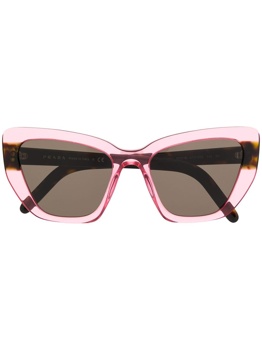Oblika mačjih oči je izredno sofisticirana, v rožnatih očalah Prada pa boste videti čudovito. Foto: Farfetch