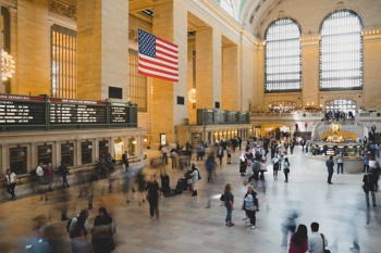 Ogromna in znana postaja Grand Central Terminal v New Yorku je atrakcija tudi za tamkajšnje prebivalce, saj se nadvse radi sprehajajo čez njo. Foto: Pexels