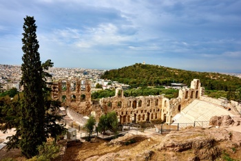 Akropolis je zagotovo ena izmed najbolj znanih grških znamenitosti. Obiščimo ga ob zori, ko še ni velikih gneč in se prepustimo čudovitemu razgledu na Atene. Foto: Pexels