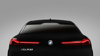 Vantablack BMW X6 je namreč prvi avtomobil na svetu, ki je prebarvan z Vantablack - najbolj črno barvo na svetu, ki jo nekateri imenujejo tudi »super črna«.