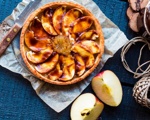 karamelno-jabolčna obrnjena pita