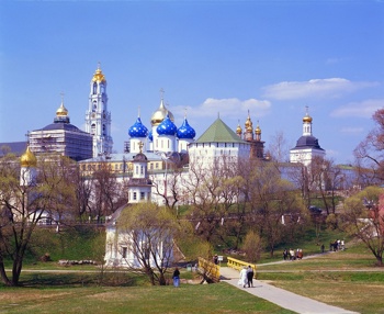 Trinity Sergius Lavra v Rusiji je ortodoksni samostan, ki ga odlikujejo čudovite kupole v zlati in temno modri barvi. Foto: Pixabay
