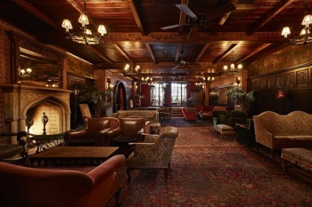V avli hotela Bowery Hotel v New York začutimo čar starega sveta. Foto: theboweryhotel.com