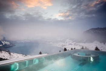 Bazen v hotelu Villa Honegg Bürgenstock, Švica. Foto: Pinterest