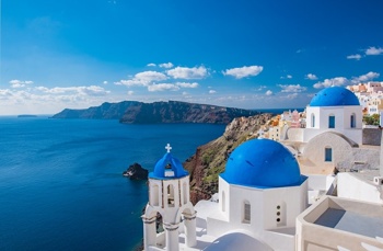 Temno modro barvo najdemo po celotnem Santoriniju. Strehe, vrata in modro Egejsko morje vse okoli otoka. Foto: Pixabay