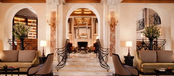 Preddverje Hotela Eden v Rimu je primerno za sprostitev od vrveža rimskih ulic, obenem pa lahko preberemo še dobro knjigo. Foto: dorchestercollection.com