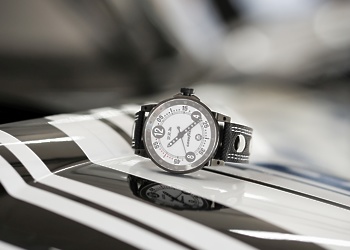 B.R.M. Chronographes je ustvaril ekskluzivno kolekcijo prestižnih ur, ki odraža goodyearov zmagovit značaj in njegovo neomajno predanost motošportu a