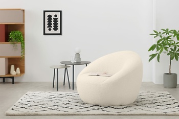 Fotelj Isadora iz bukleja. Cena: 599 evrov.
made.com 