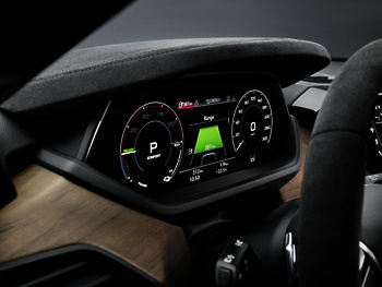 Zaslon prikazovalnika Audi virtual cockpit plus prosto stoji prostoru, zaslon MMI touch pa je vstavljen v črno lakasto ohišje, ki na videz lebdi nad armaturno ploščo. 