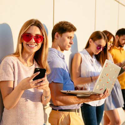 generacijazfotofreepikbeautifull-woman-pink-sunglasses-smiling-camera-using-mobile-phone